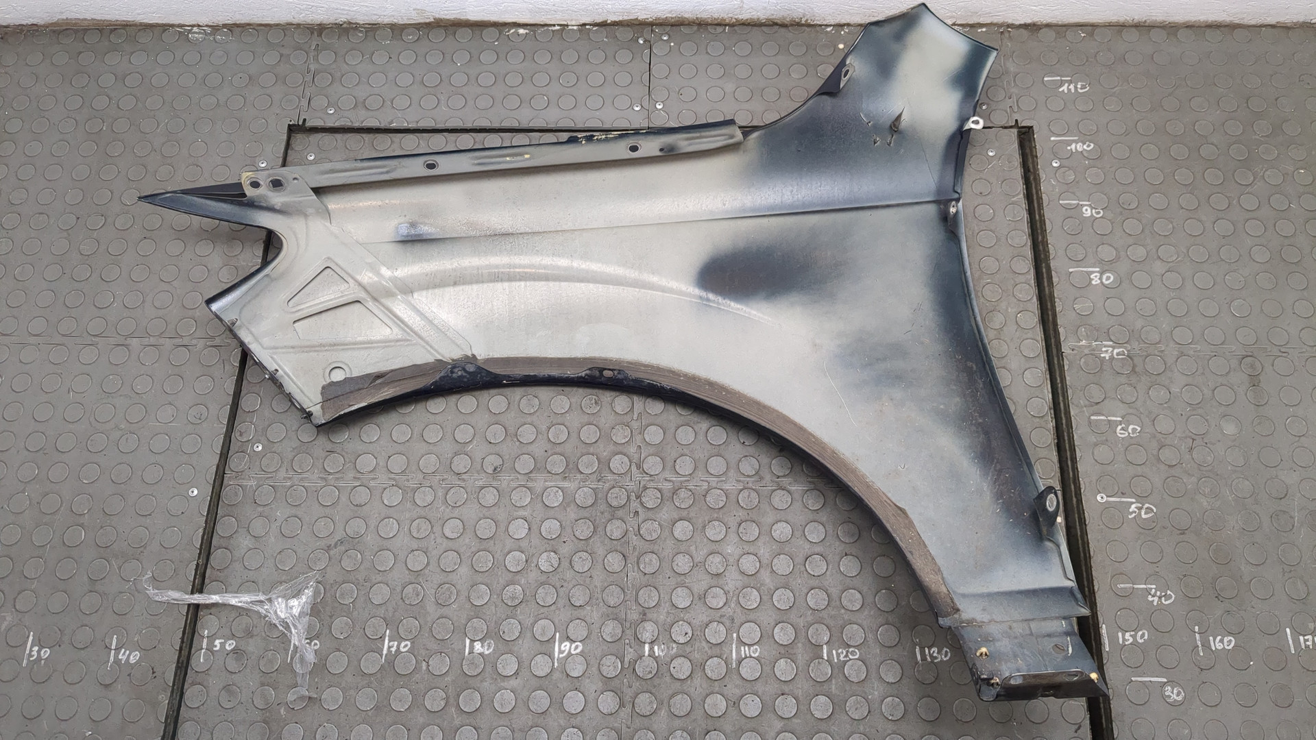 Крыло переднее правое