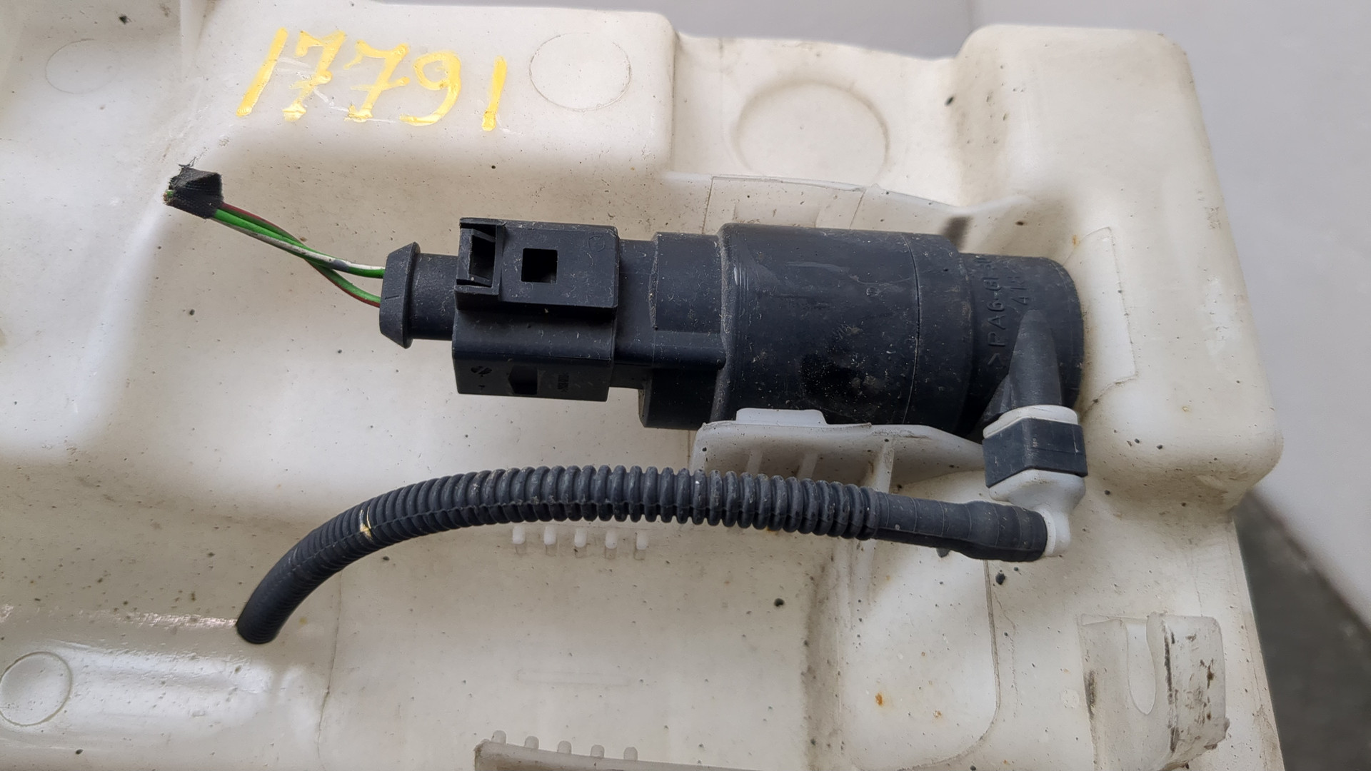 Бачок омывателя лобового стекла