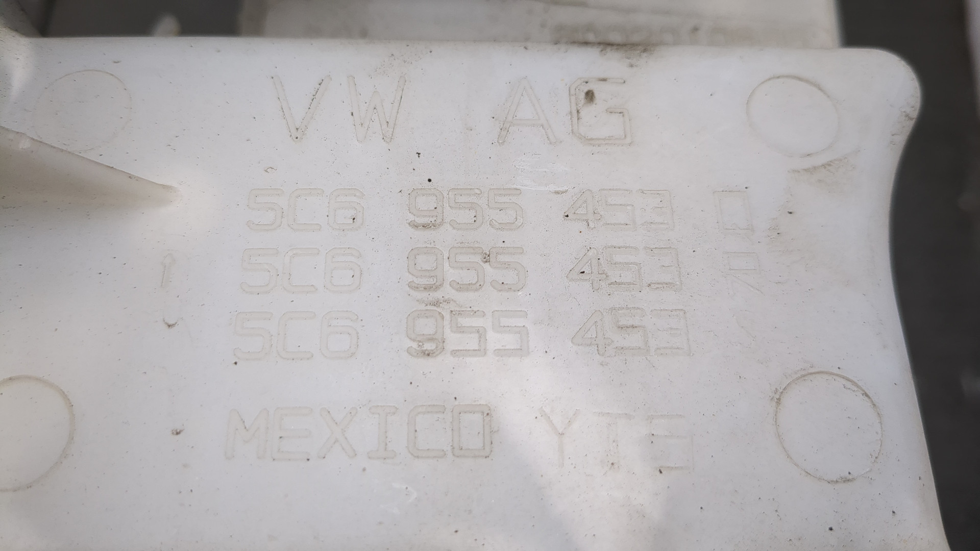 Бачок омывателя лобового стекла