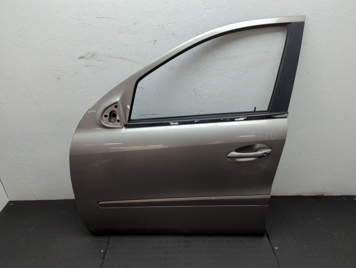 Дверь передняя левая