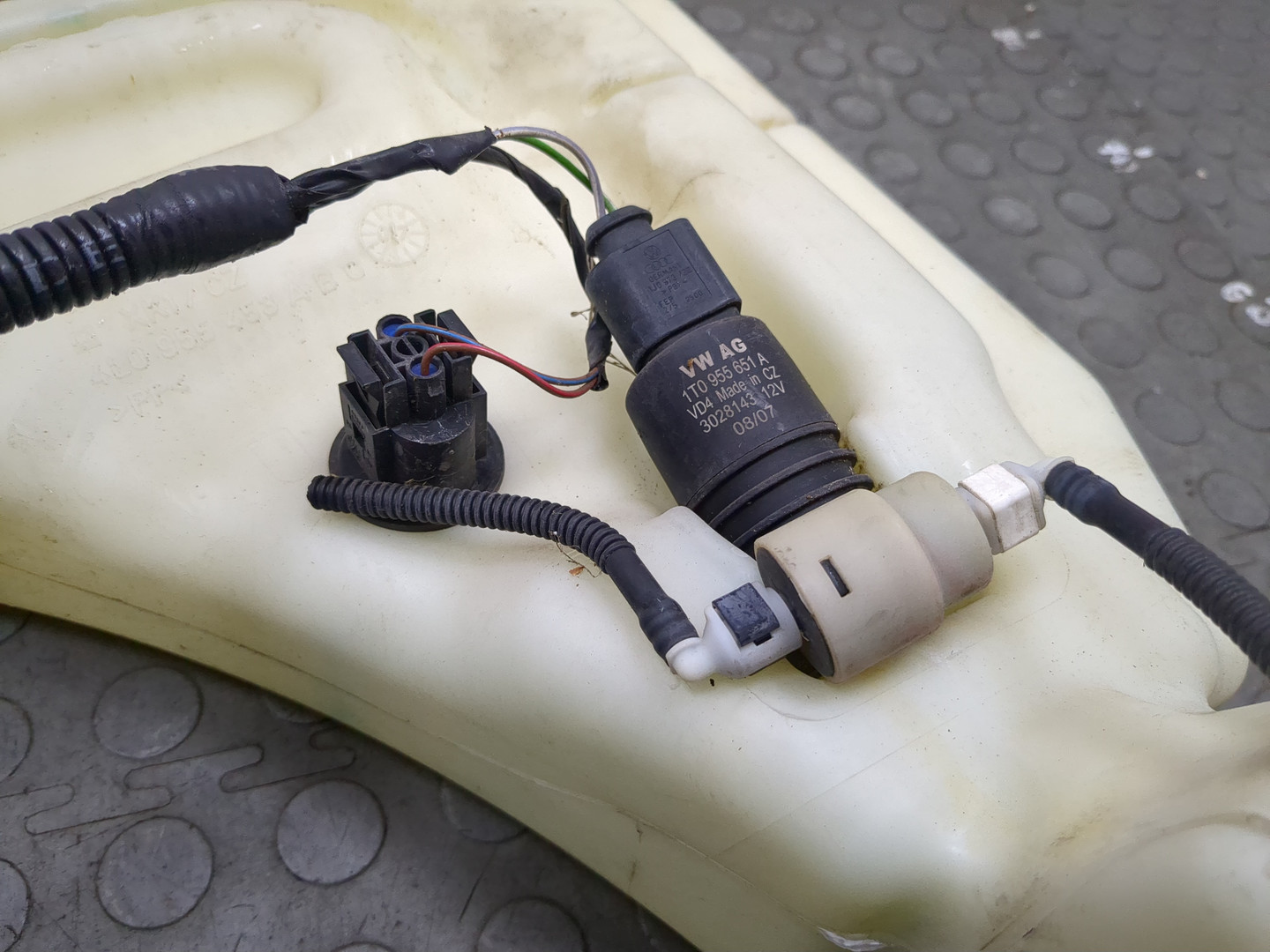 Бачок омывателя лобового стекла