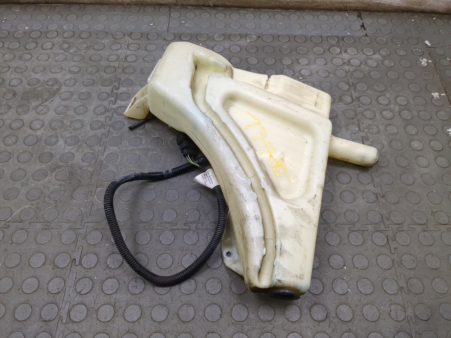 Бачок омывателя лобового стекла