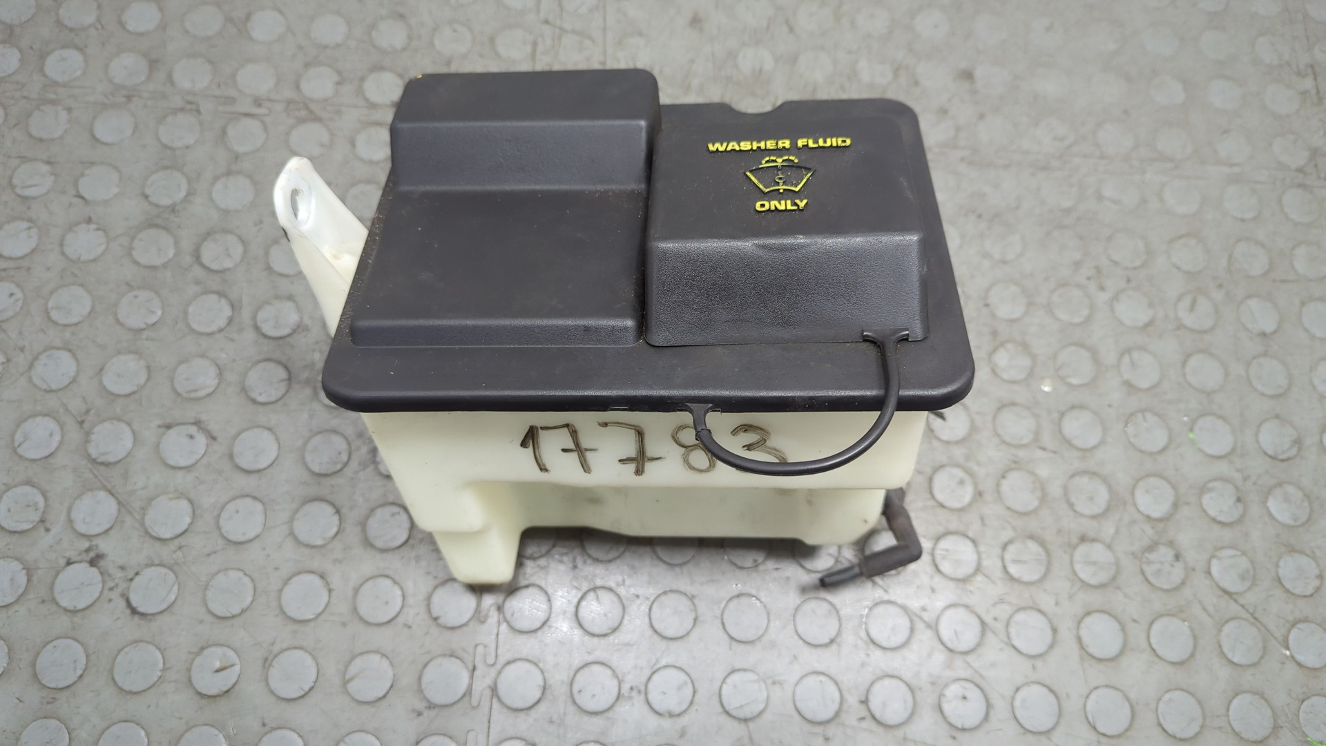 Бачок омывателя лобового стекла