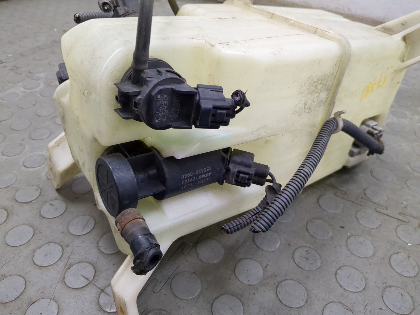 Бачок омывателя лобового стекла