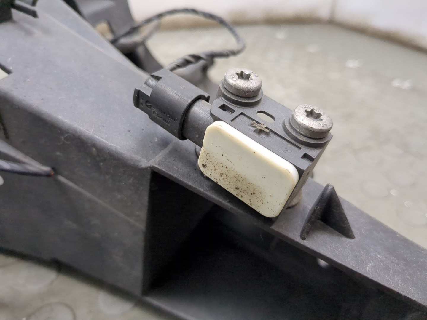 Кронштейн фар левый