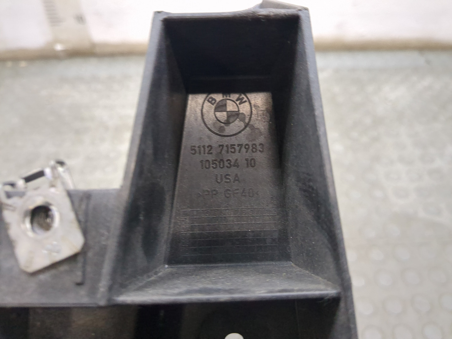 Кронштейн фар левый