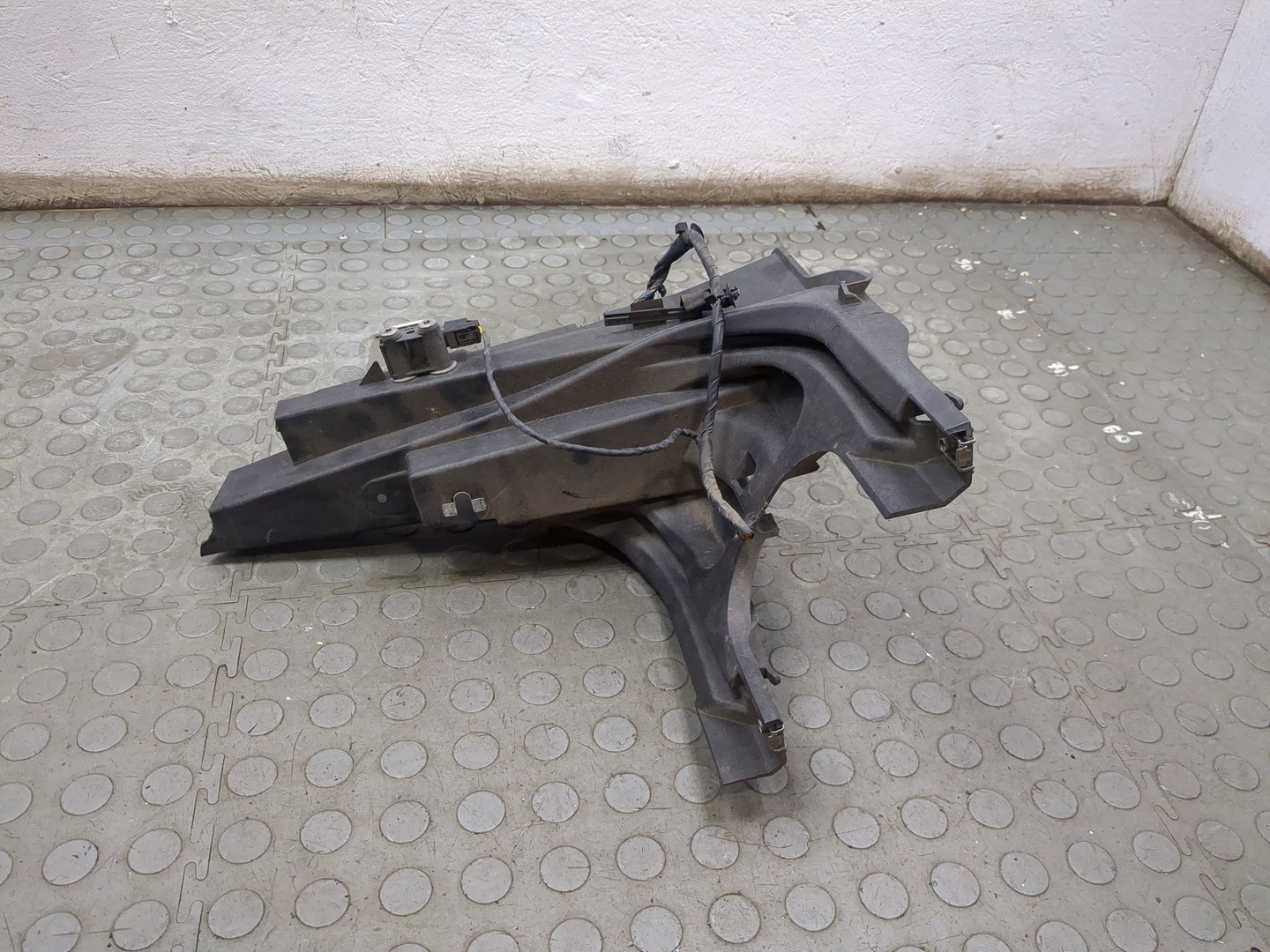 Кронштейн фар левый