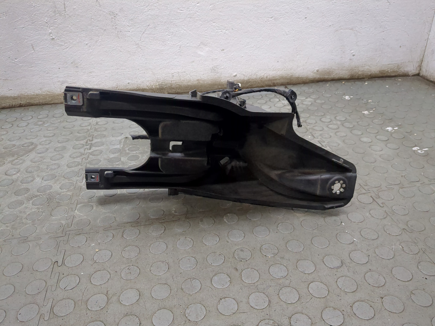 Кронштейн фар левый