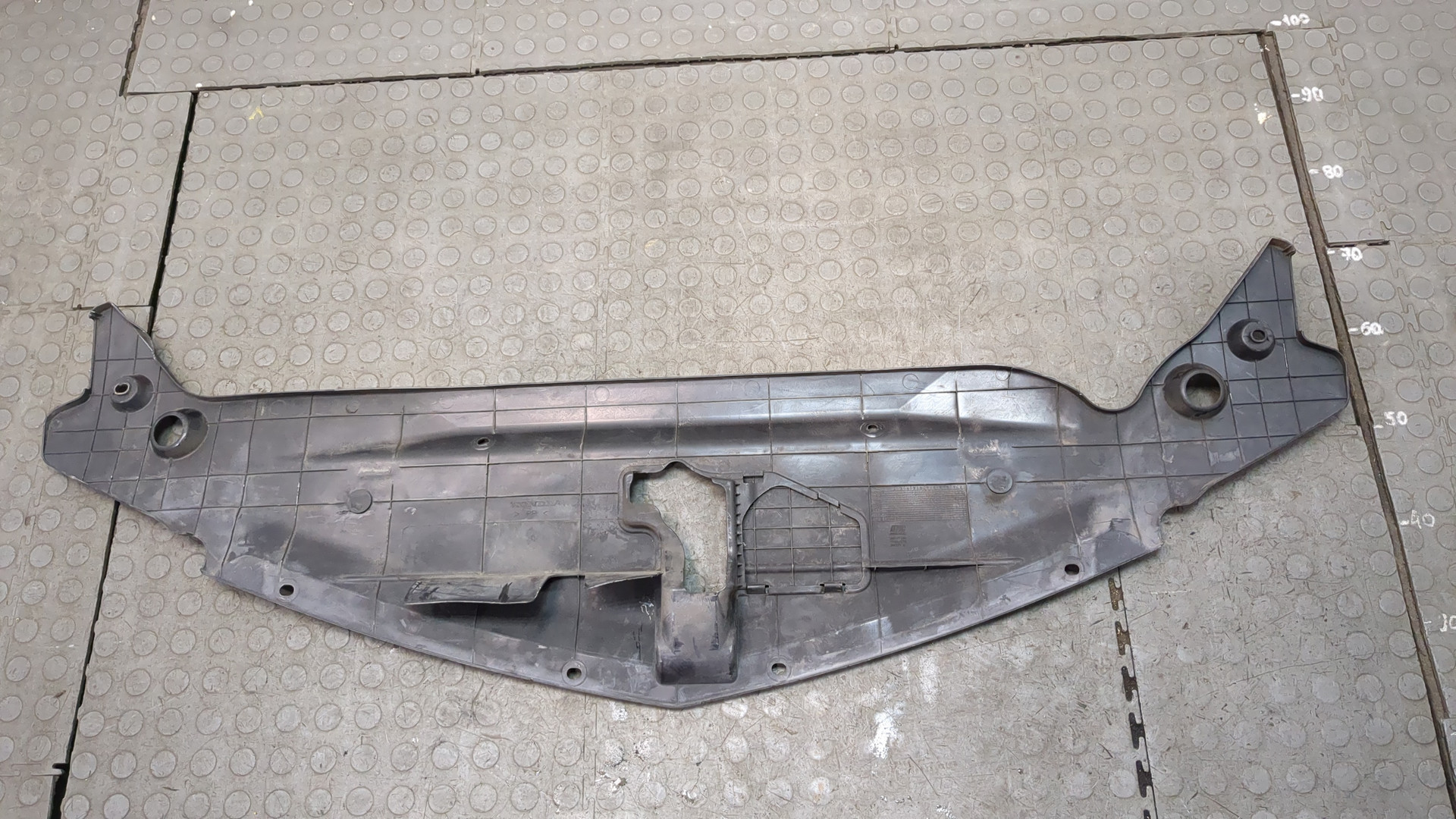 Кожух замка капота