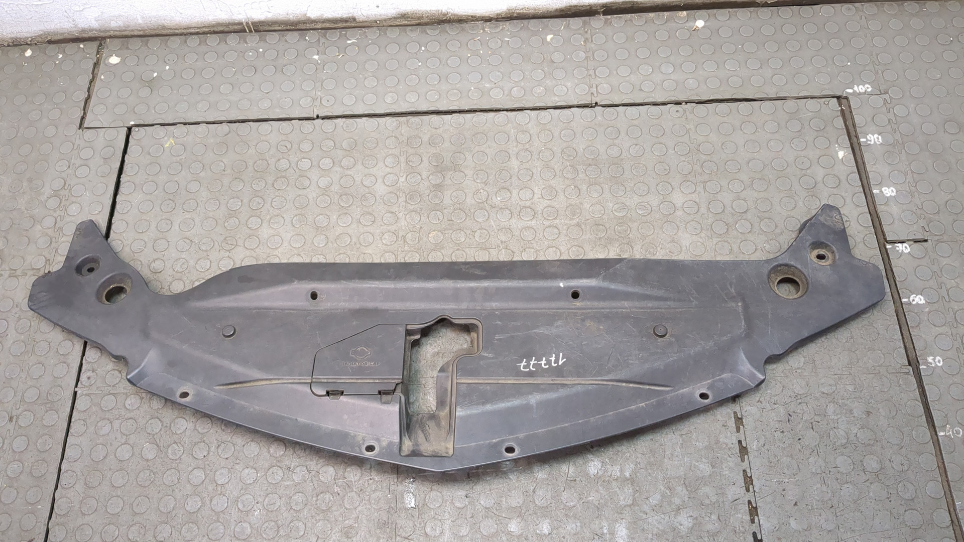 Кожух замка капота