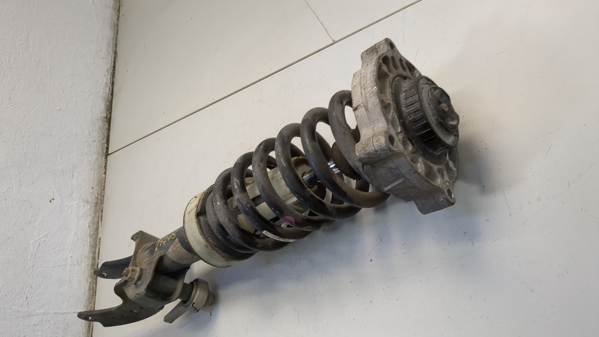 Амортизатор передний правый