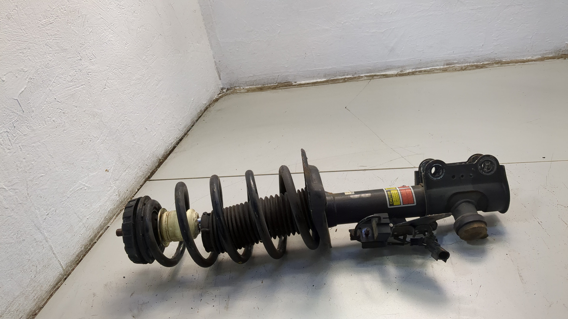 Амортизатор передний левый