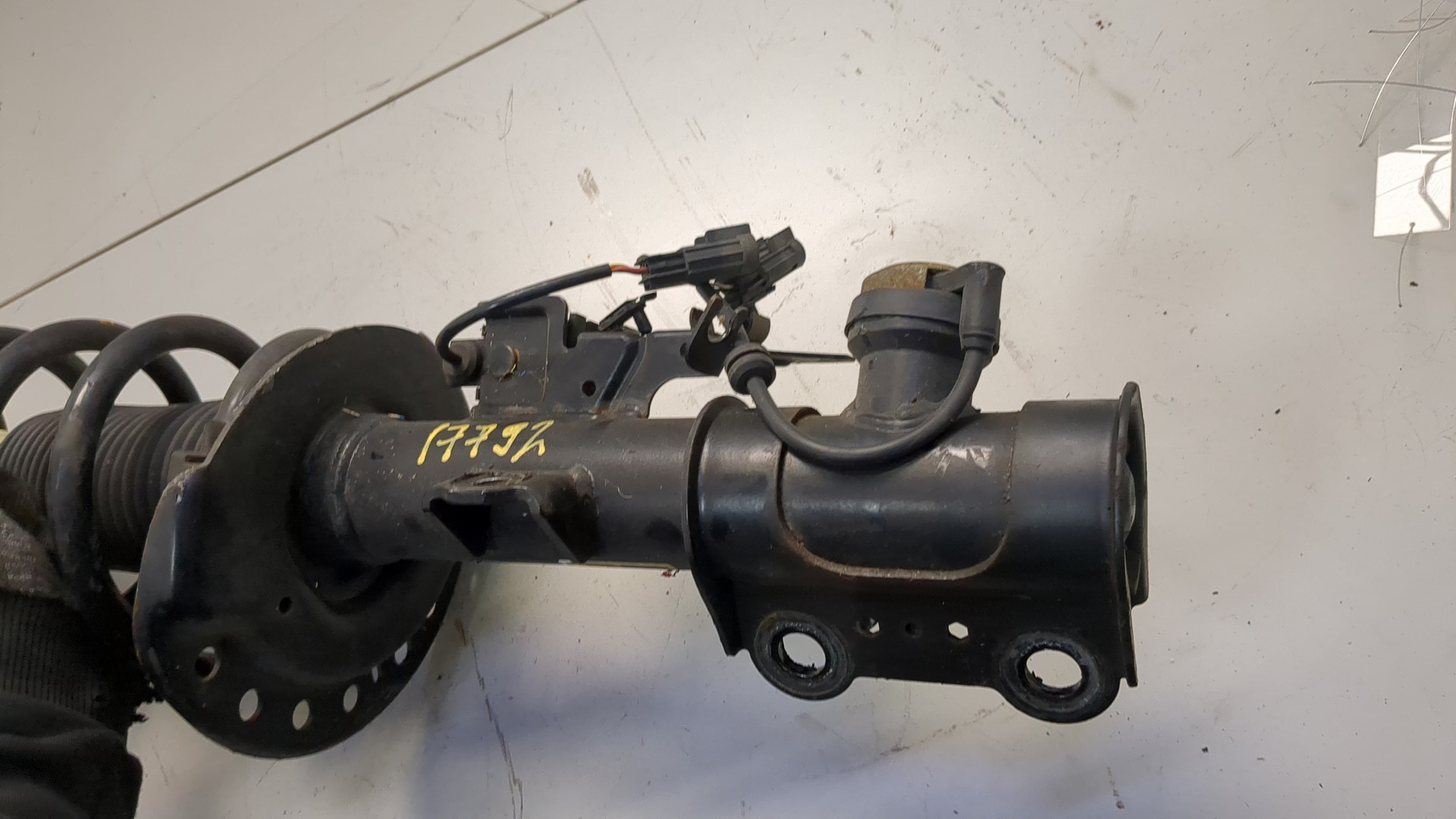 Амортизатор передний левый