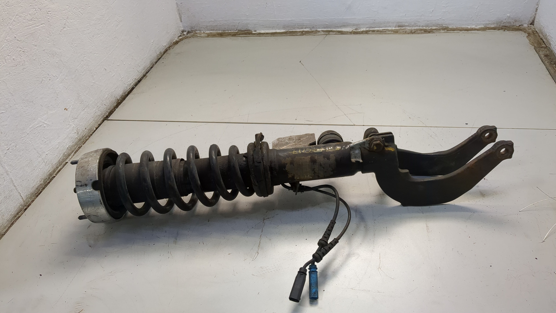 Амортизатор передний правый