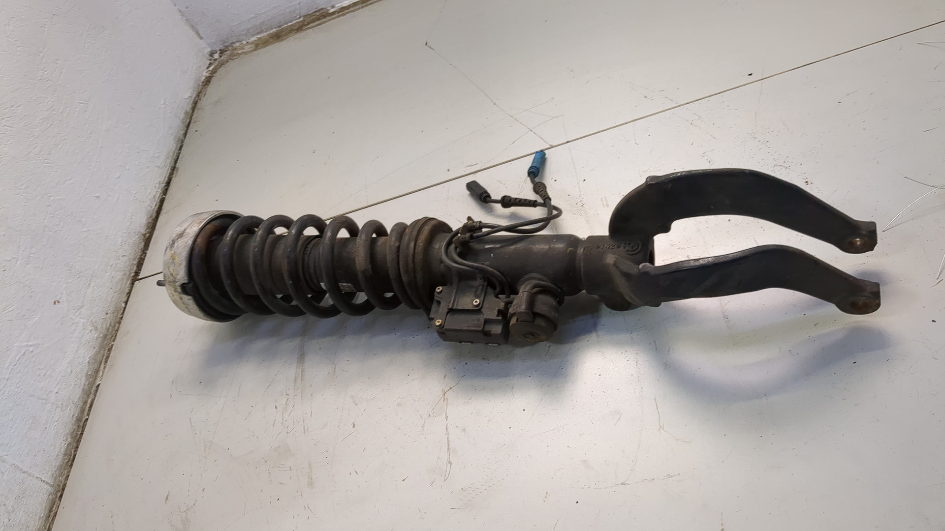 Амортизатор передний правый