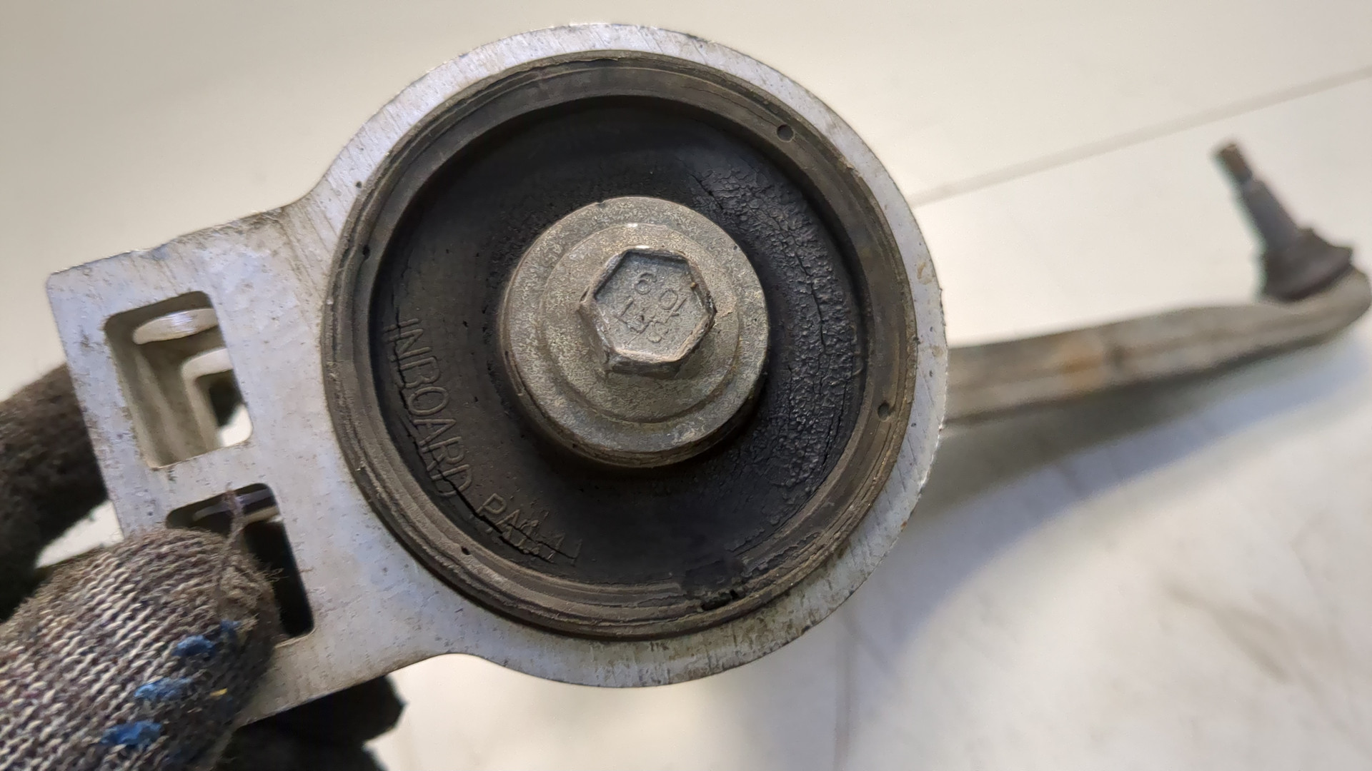 Рычаг передний правый