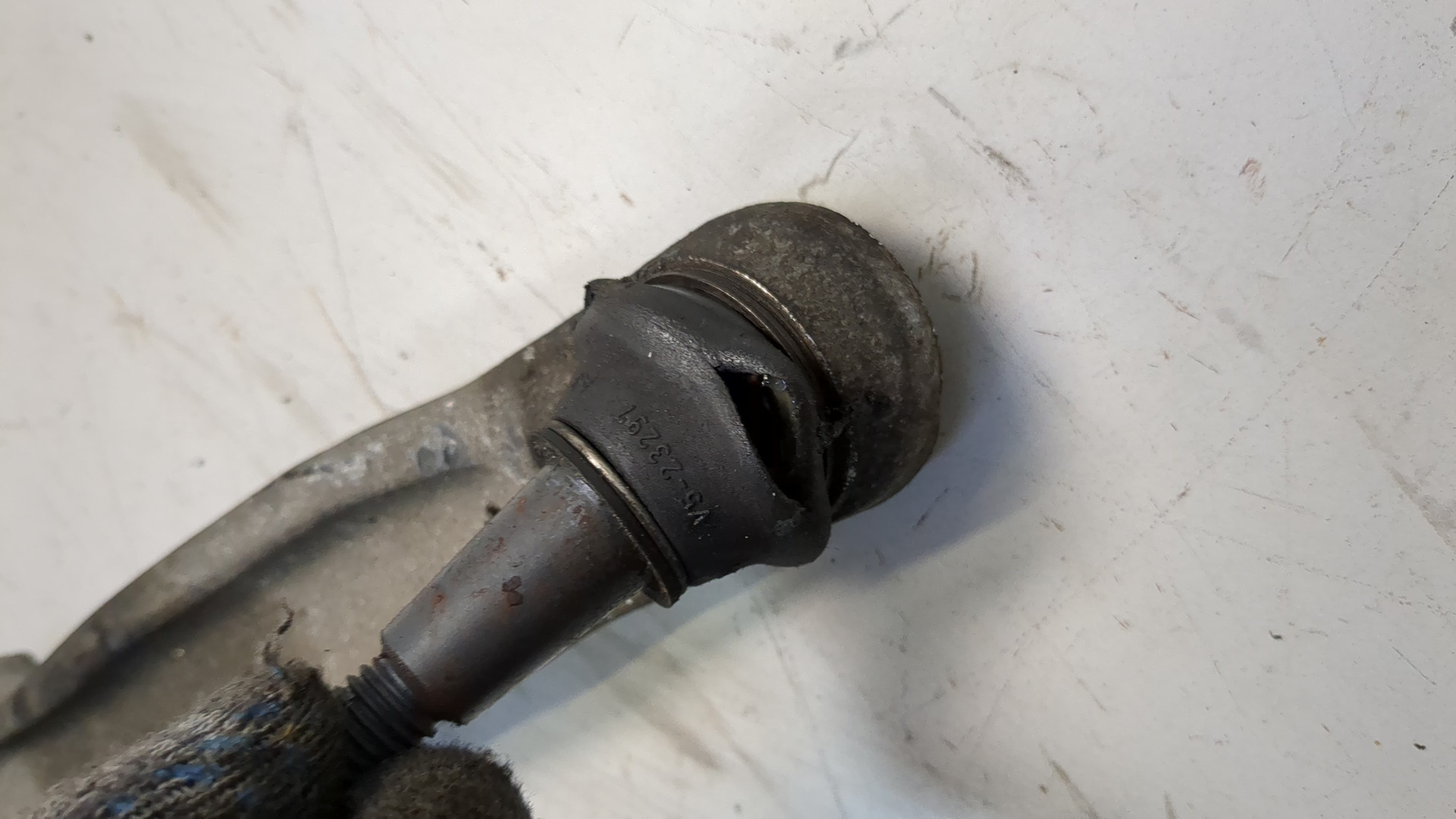 Рычаг передний правый