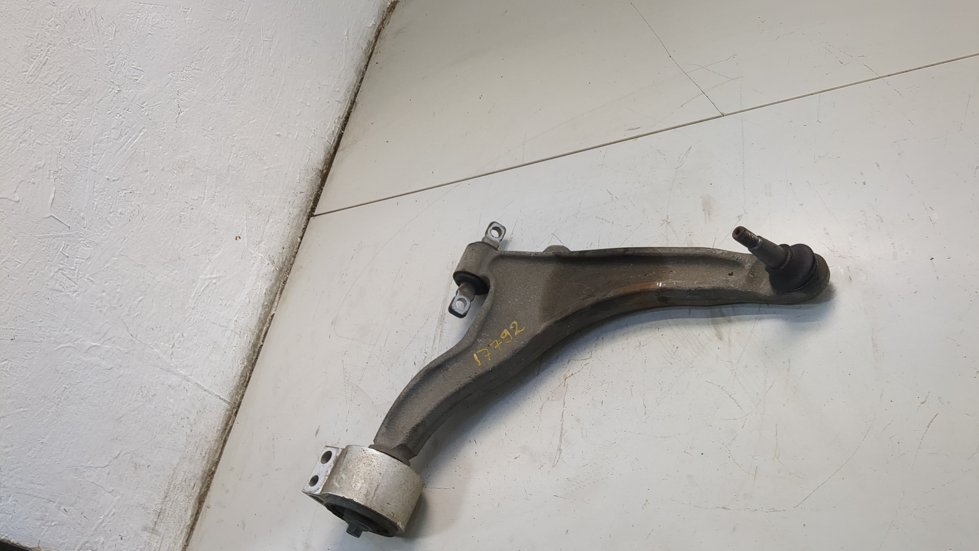 Рычаг передний правый