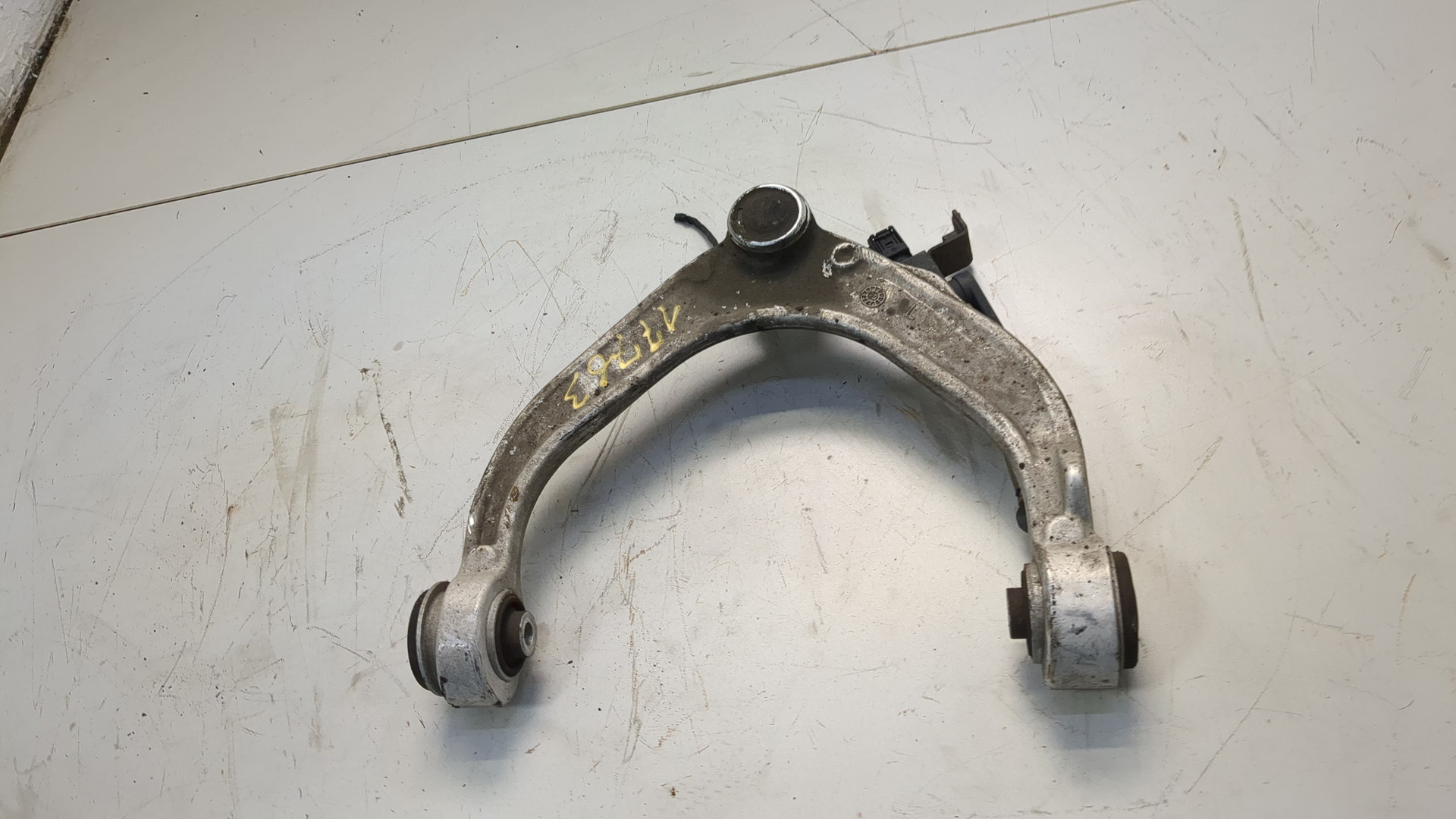 Рычаг передний левый