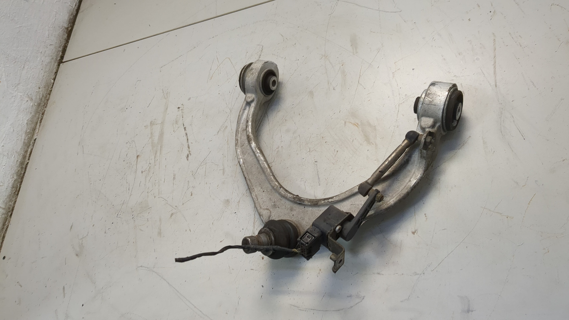 Рычаг передний левый