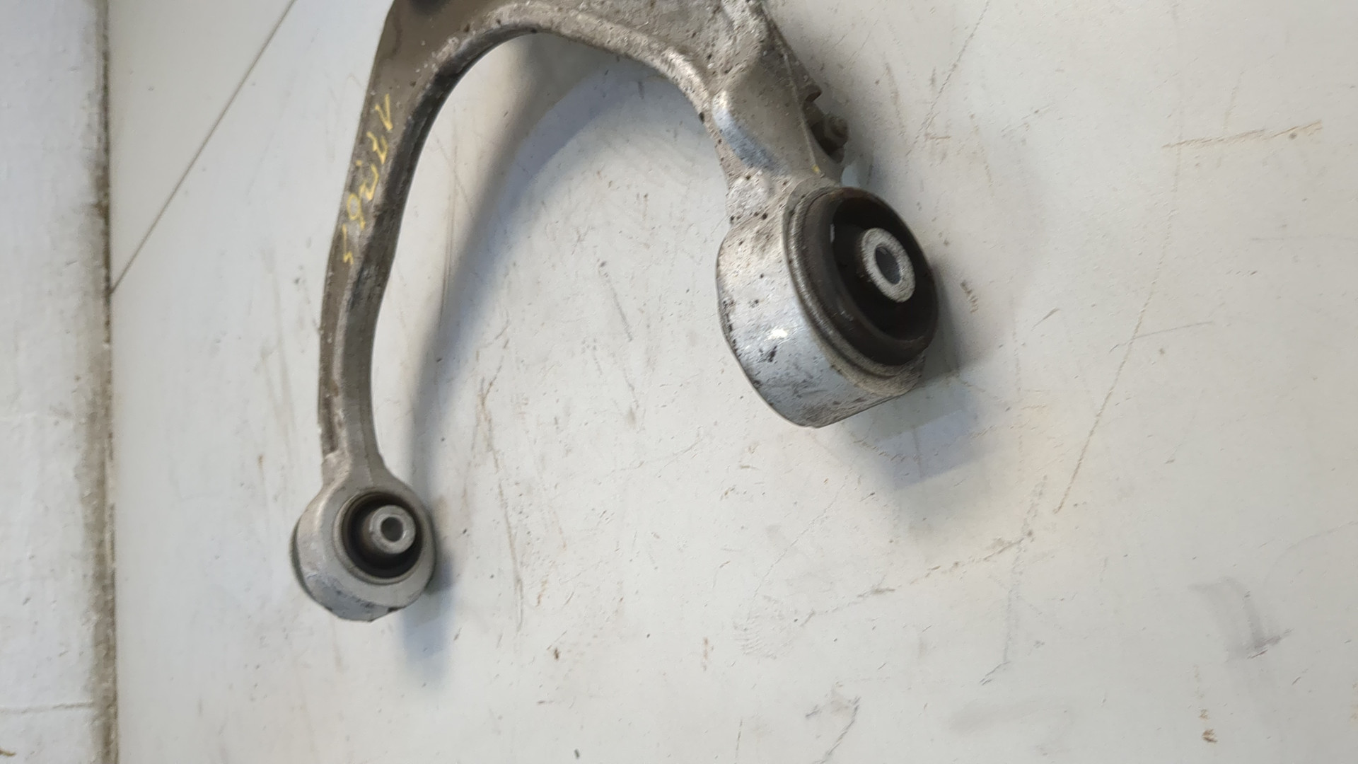 Рычаг передний левый