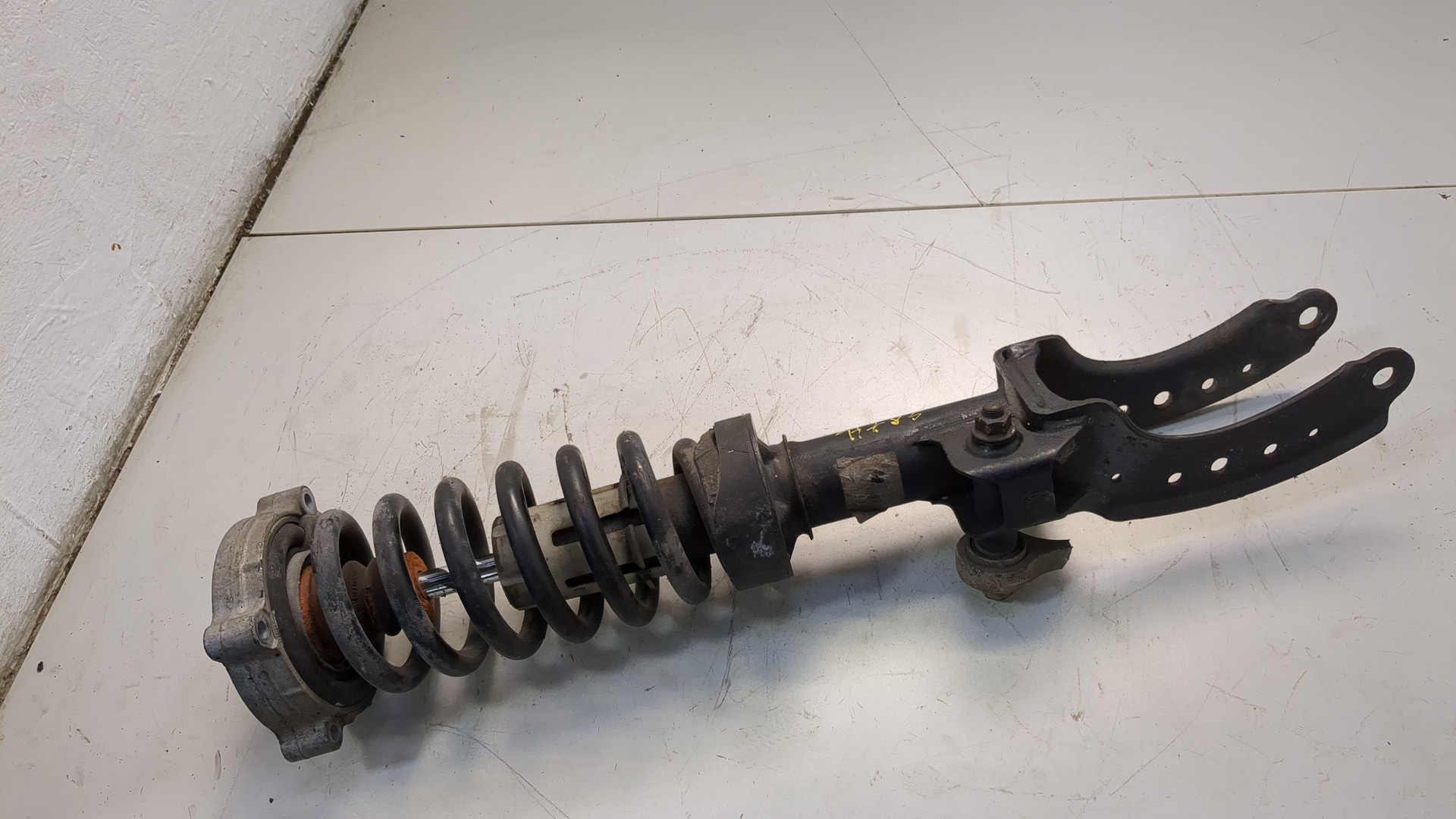 Амортизатор передний левый