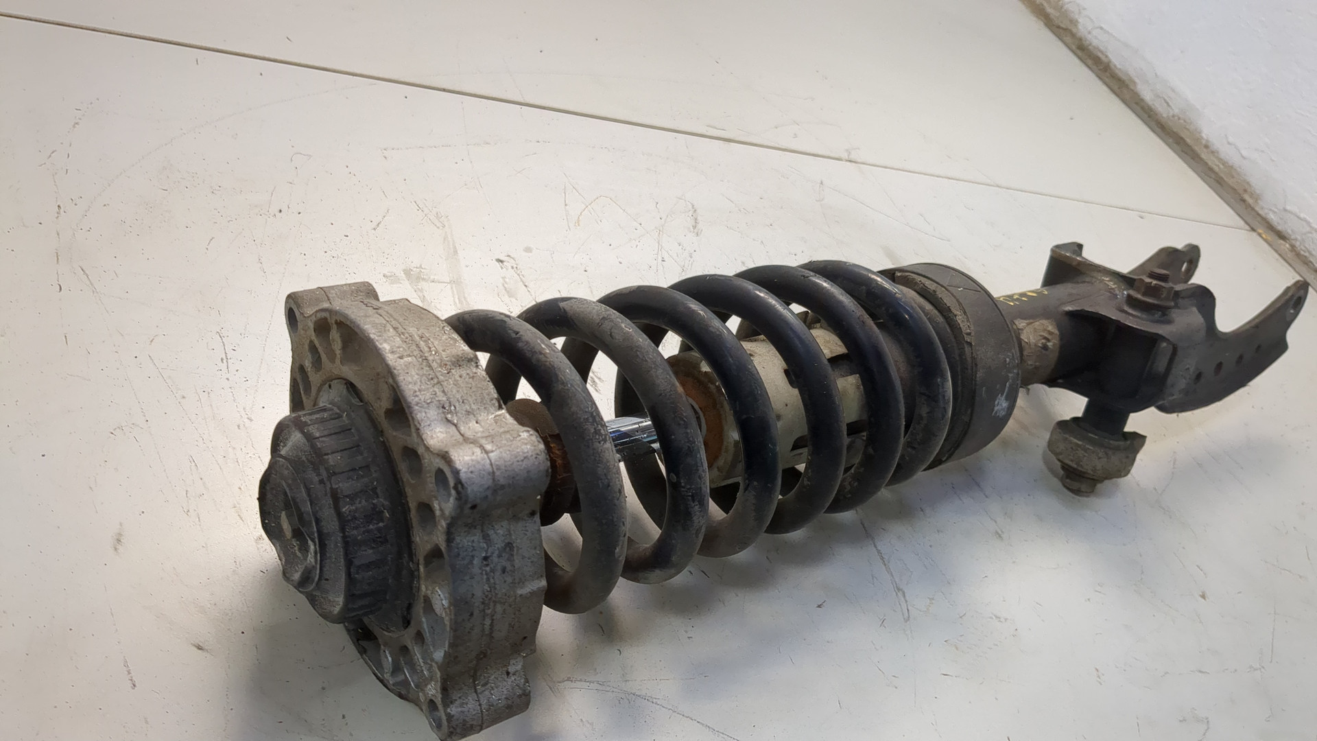 Амортизатор передний левый