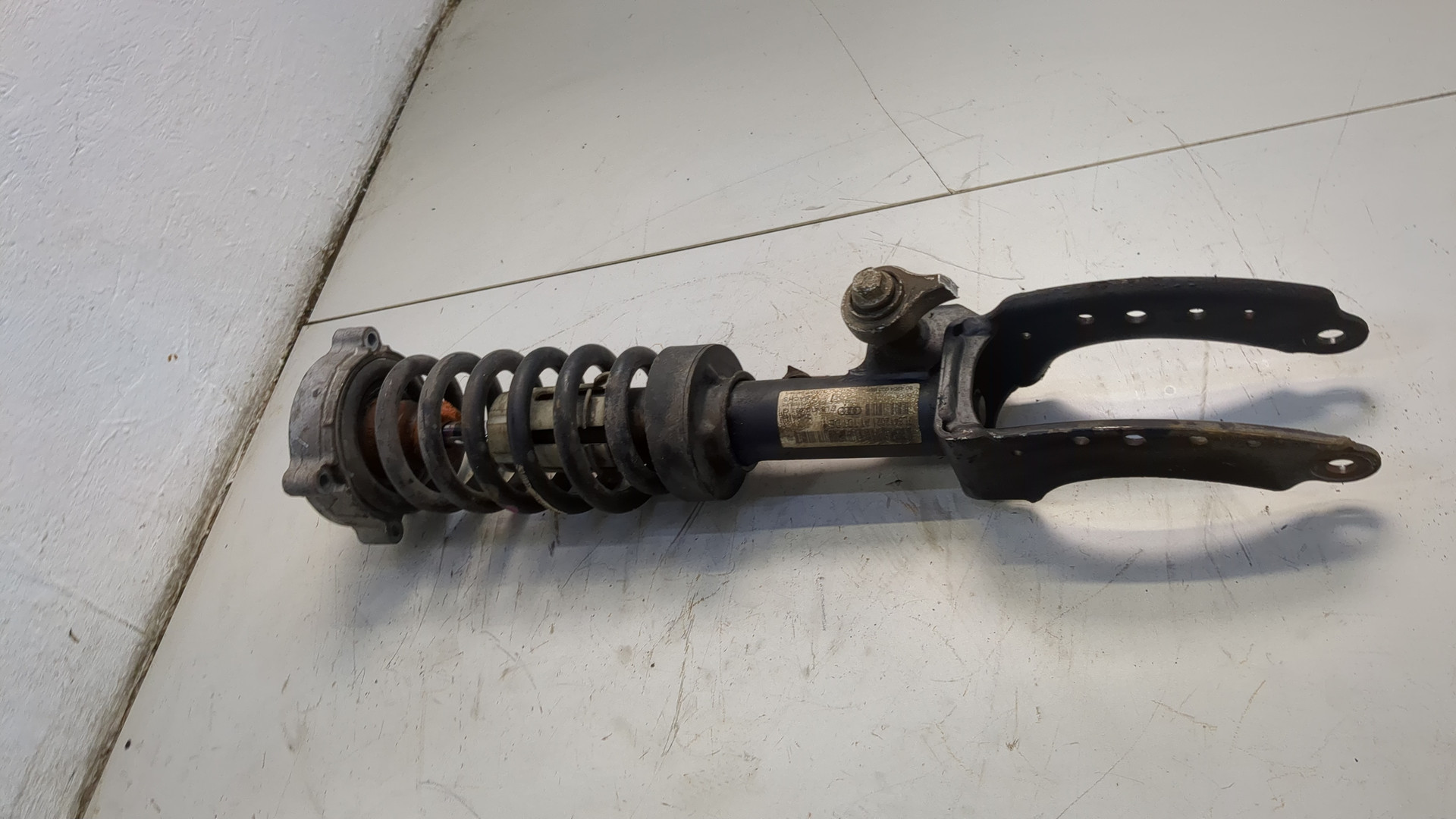 Амортизатор передний левый