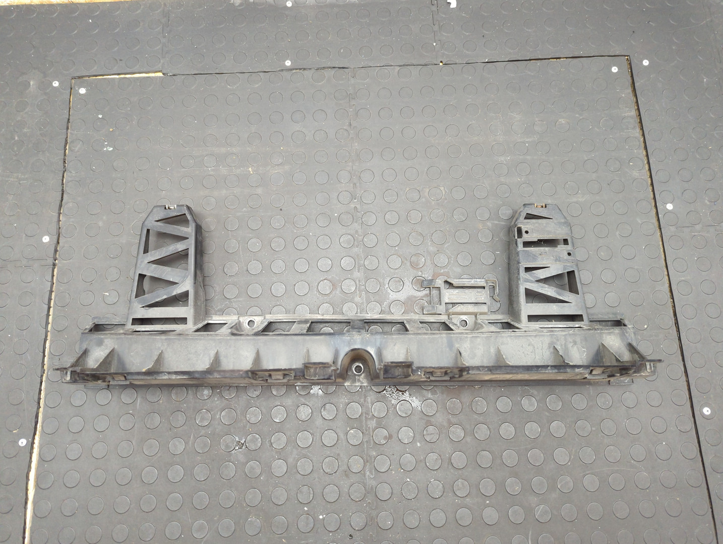 Кронштейн заднего бампера