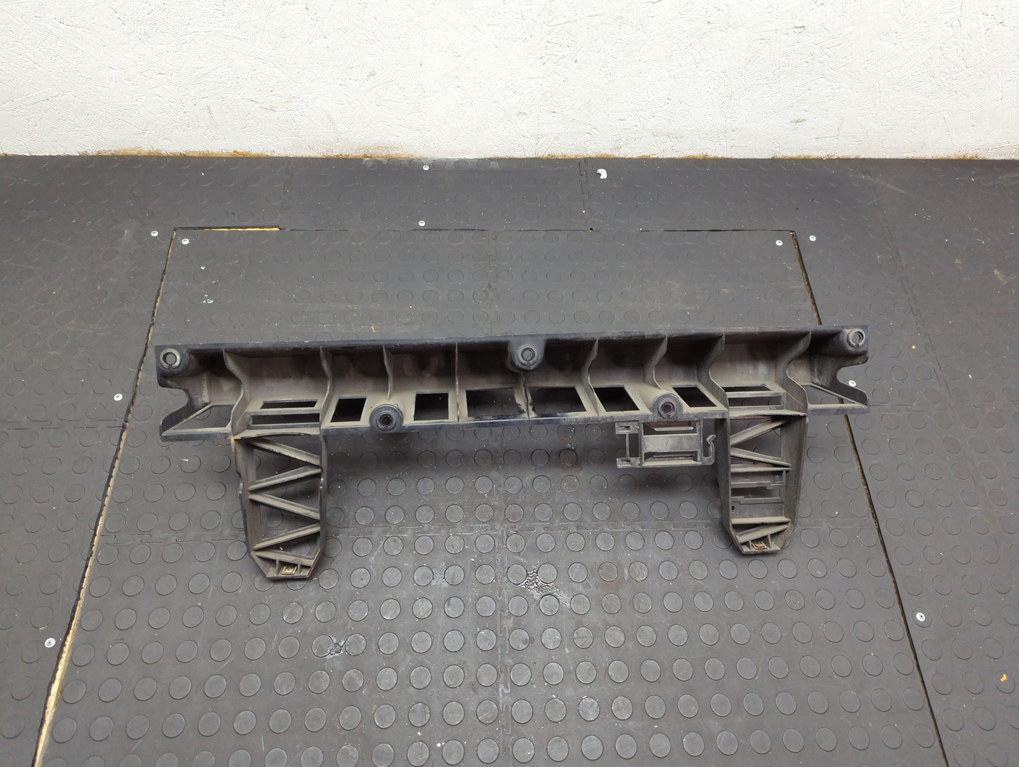 Кронштейн заднего бампера