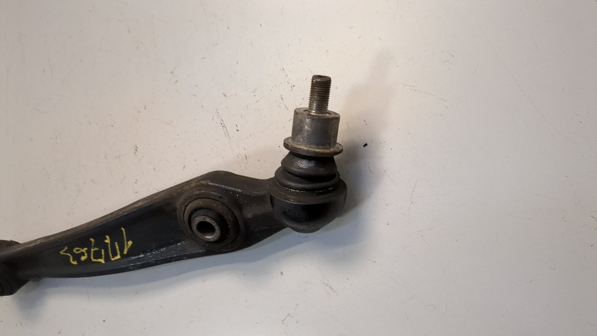 Рычаг передний левый