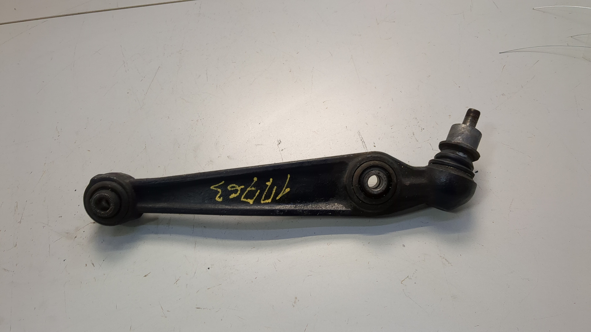 Рычаг передний левый