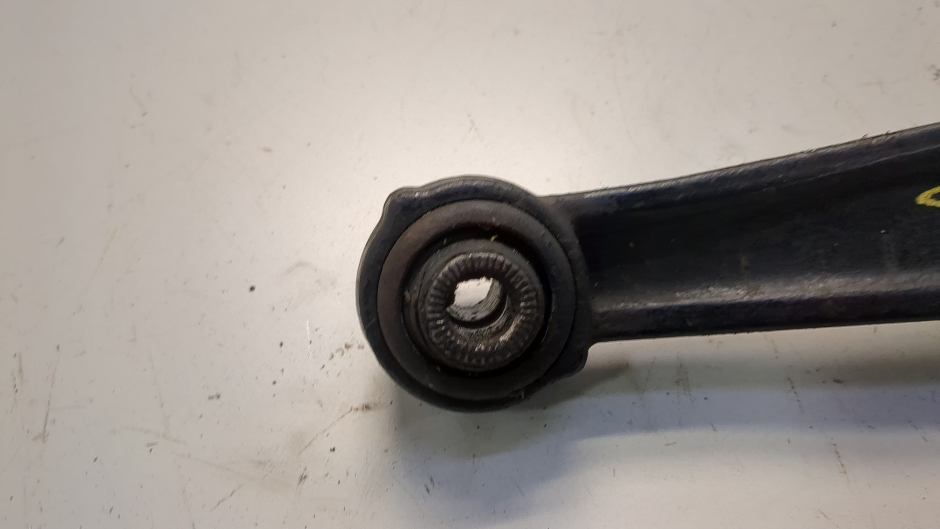 Рычаг передний левый