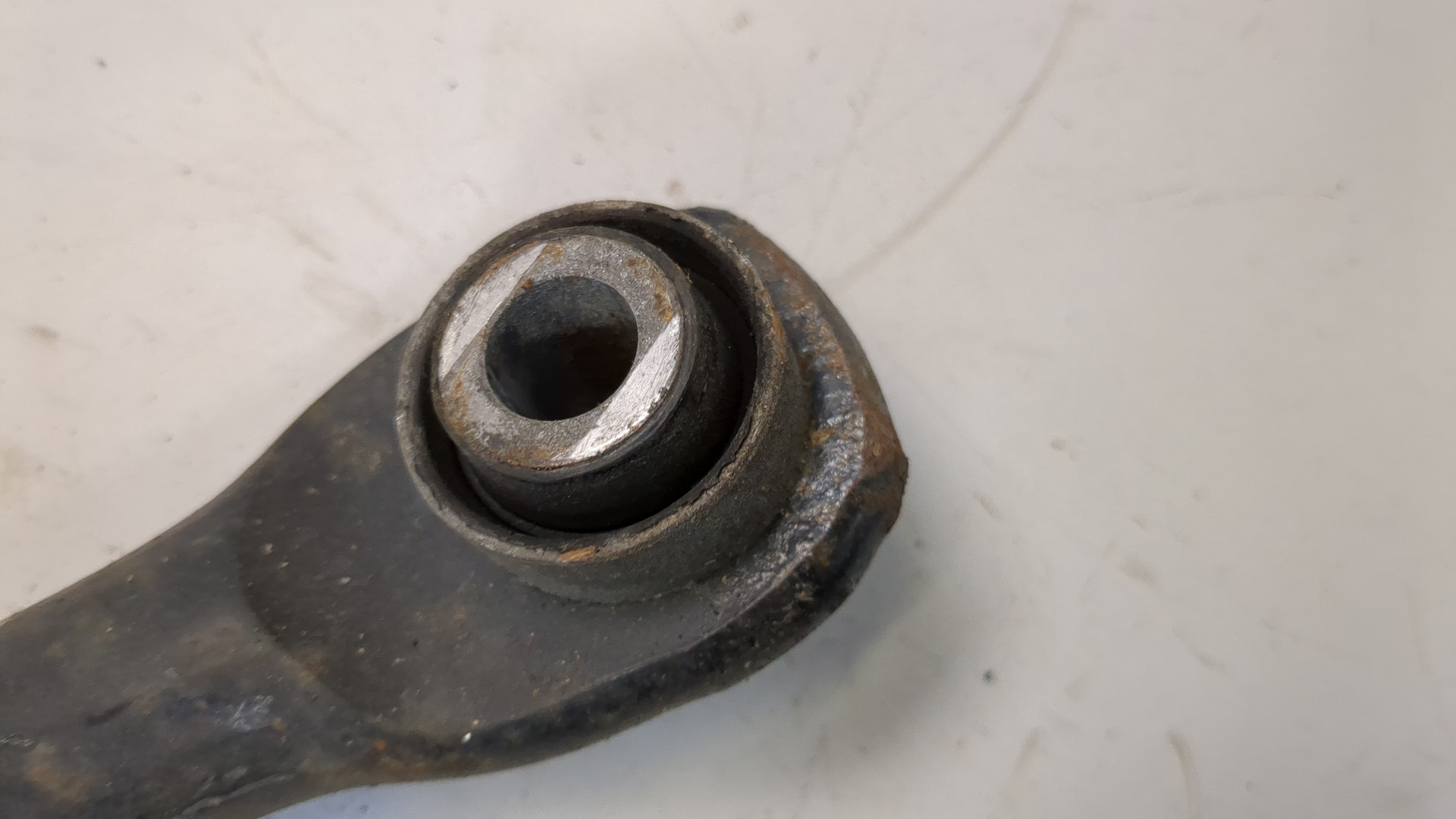 Рычаг задний левый