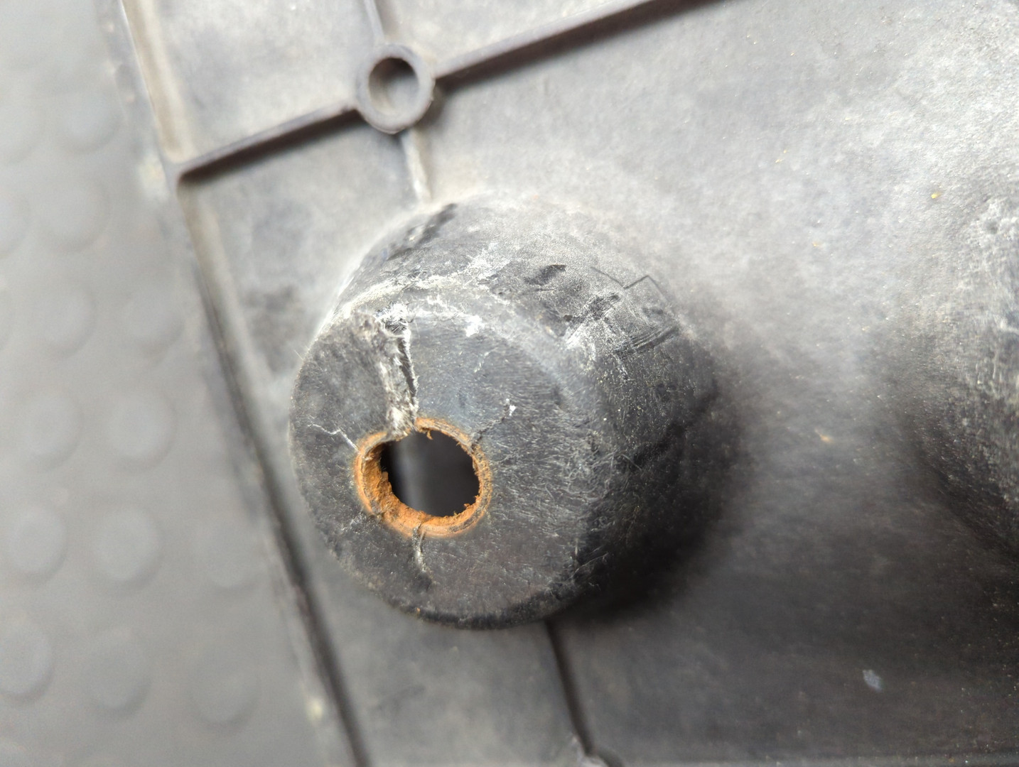 Площадка под аккумулятор (АКБ)