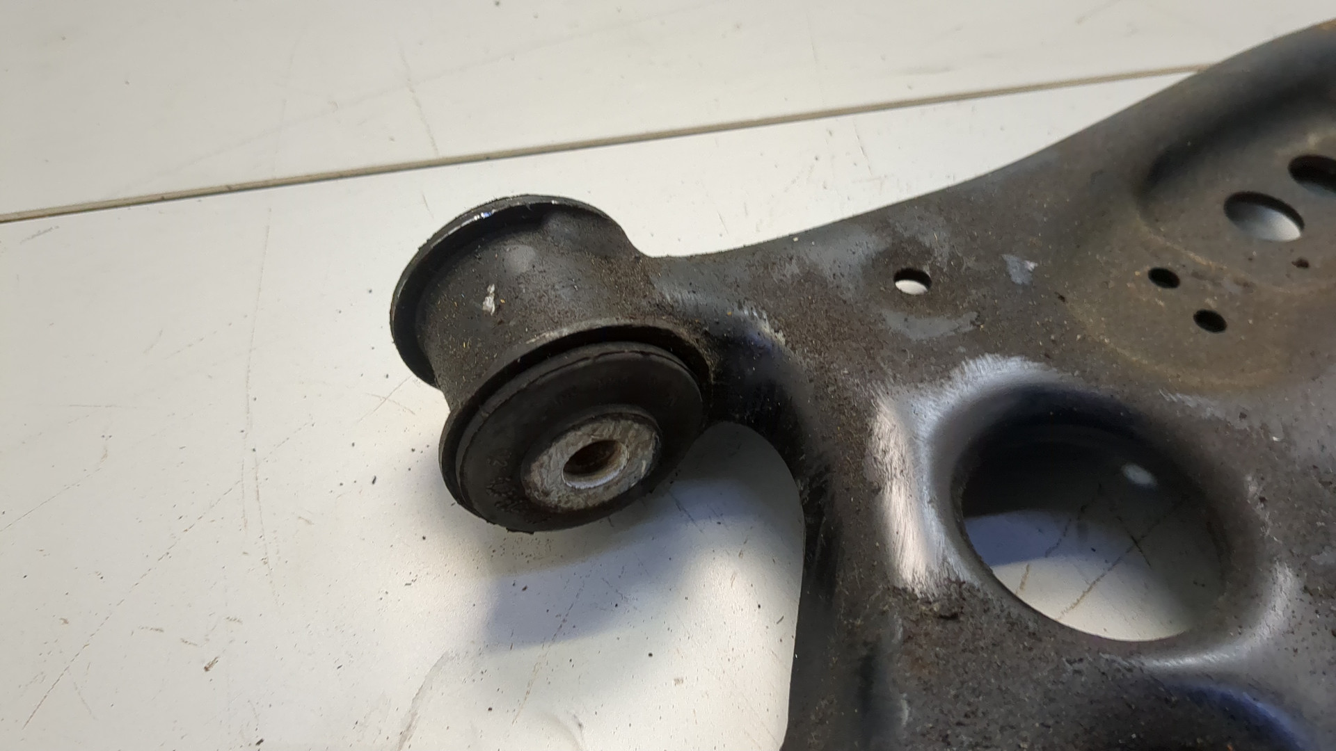 Рычаг передний правый