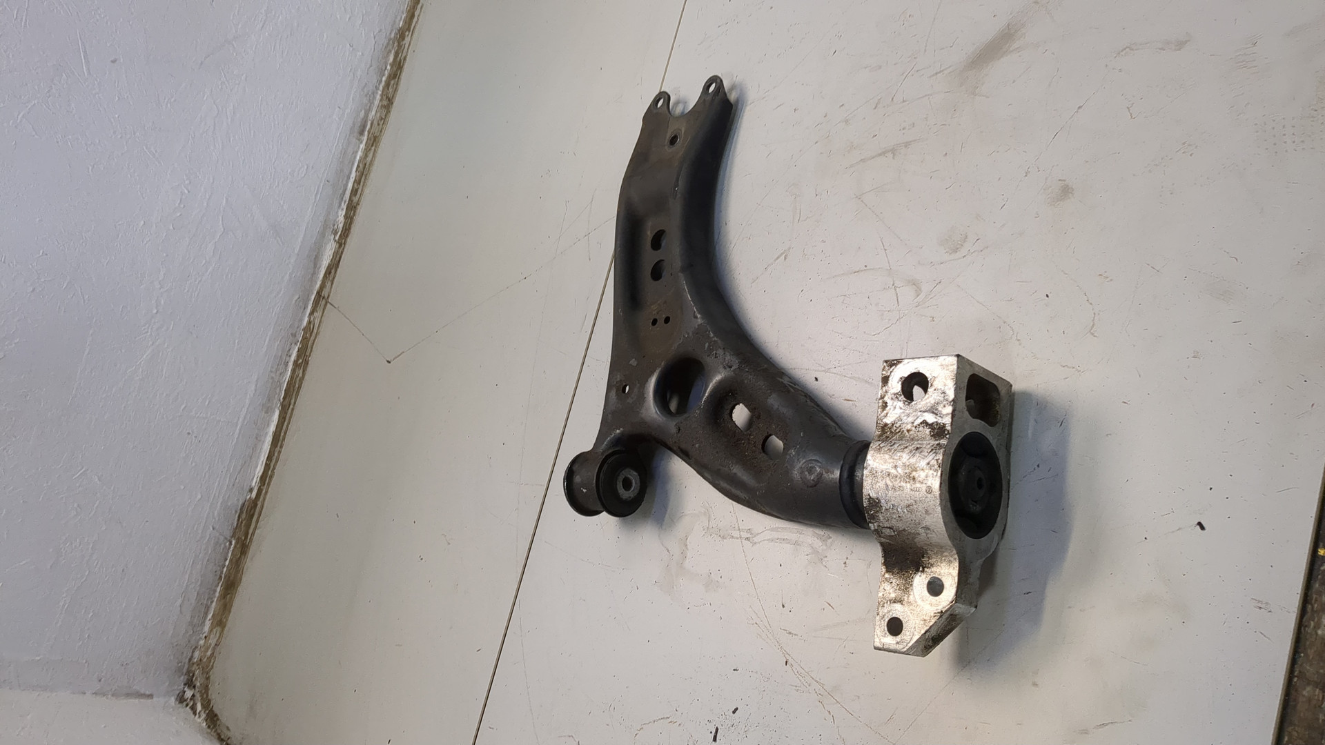 Рычаг передний правый