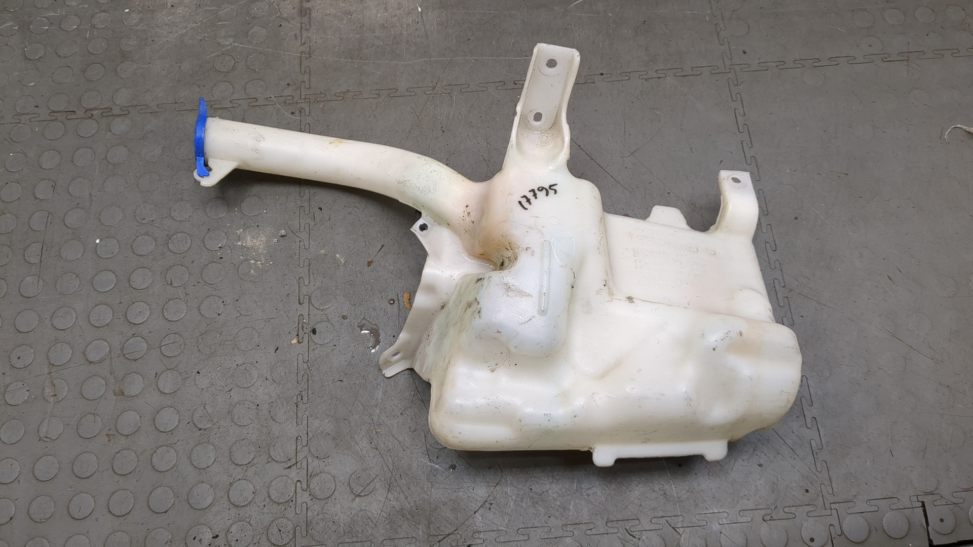 Бачок омывателя лобового стекла