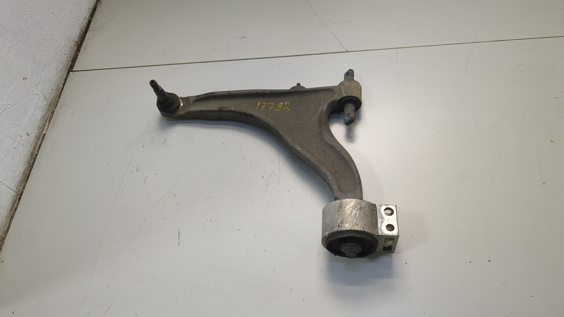 Рычаг передний левый