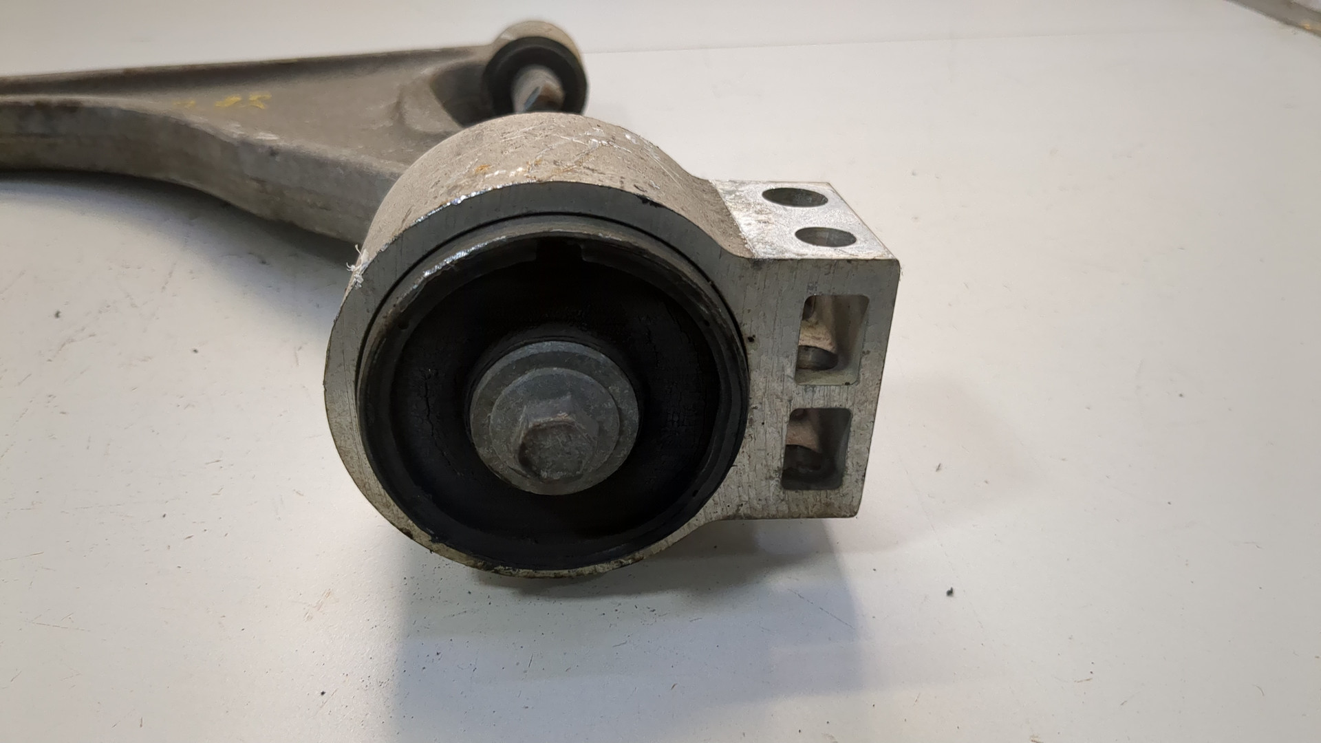 Рычаг передний левый