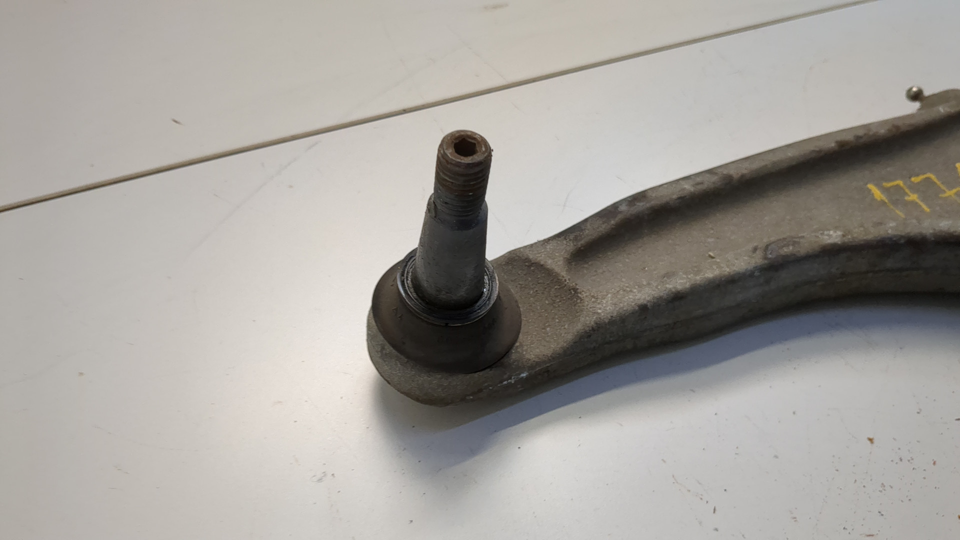 Рычаг передний левый
