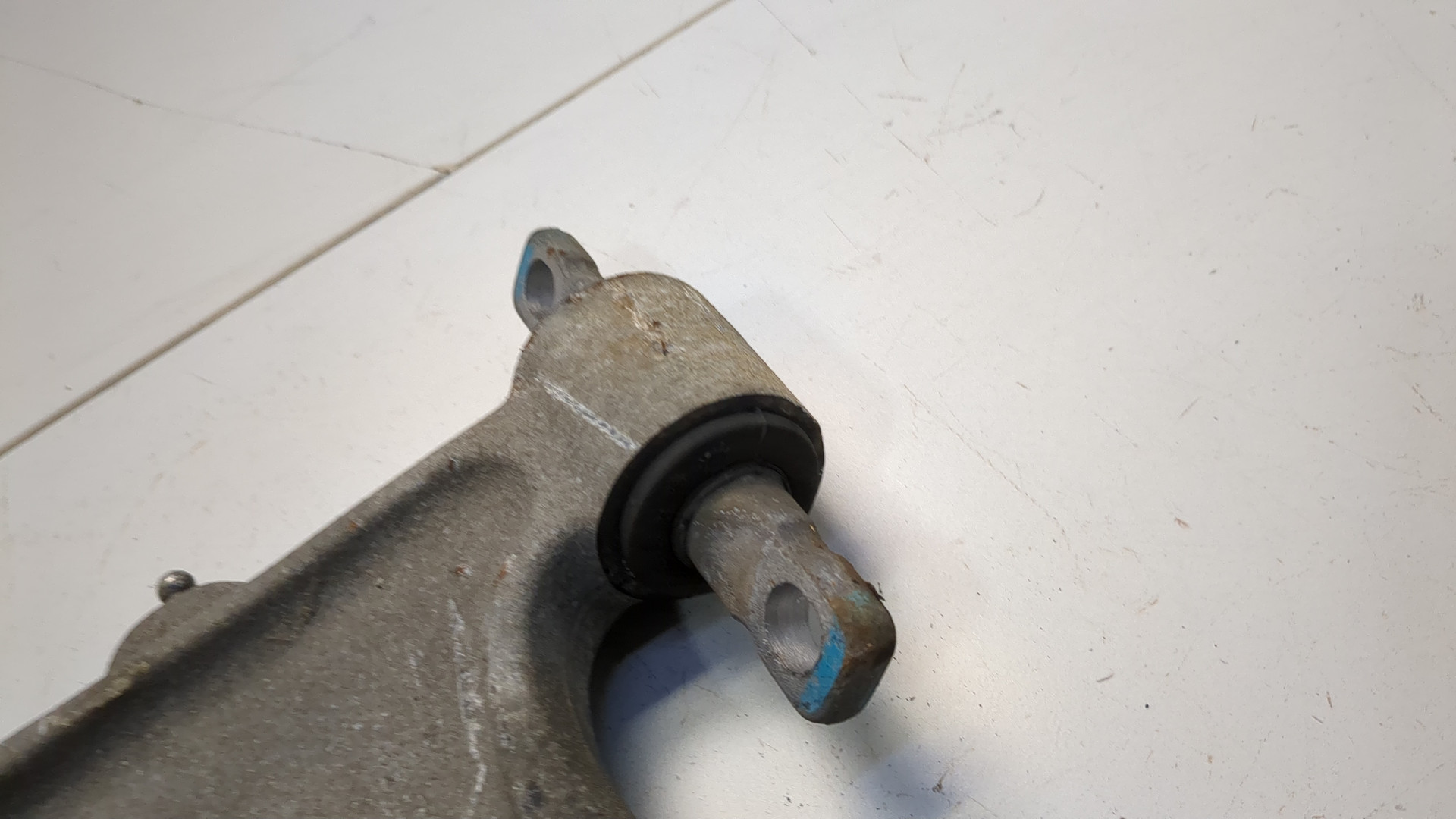 Рычаг передний левый