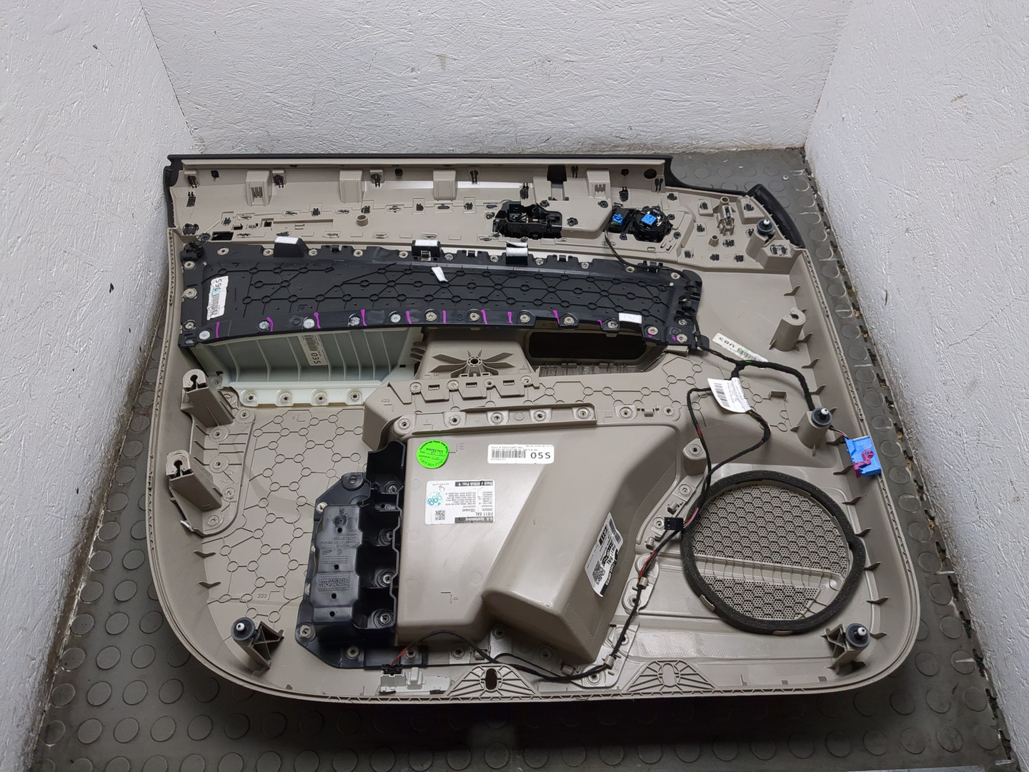 Обшивка двери передней правой