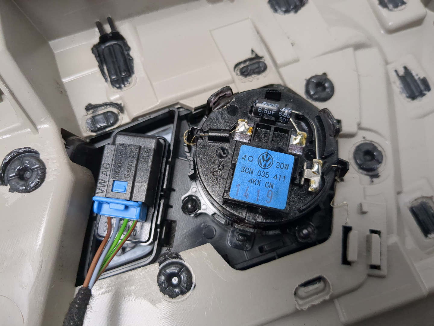 Обшивка двери передней правой