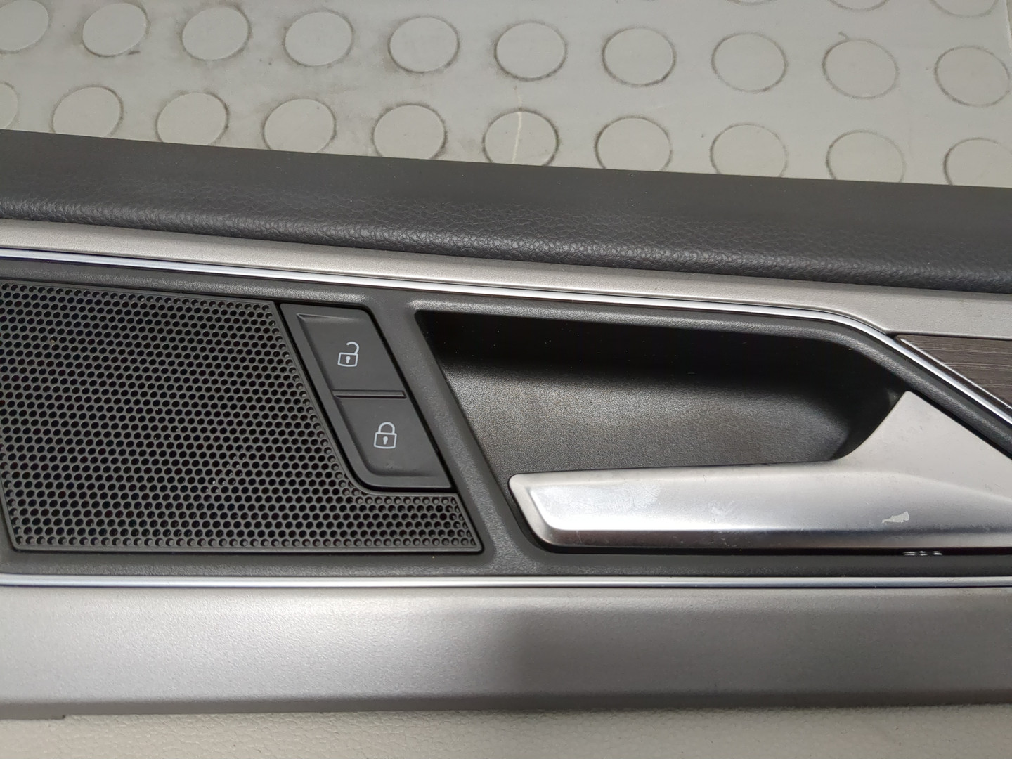 Обшивка двери передней правой