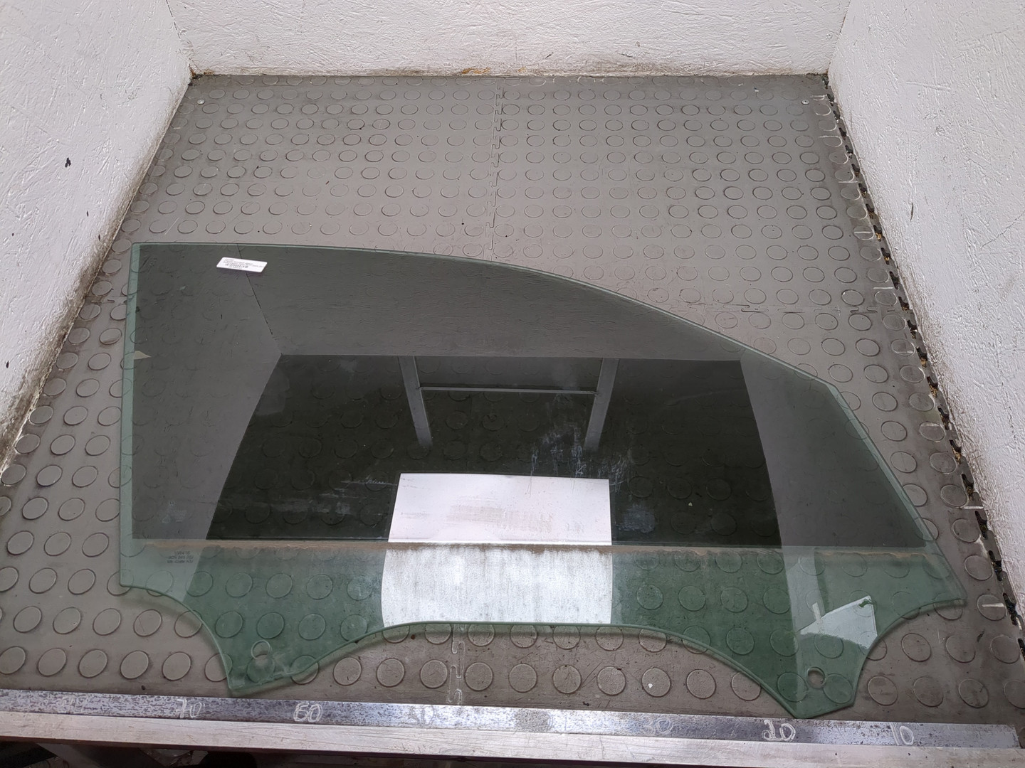 Стекло двери передней правой