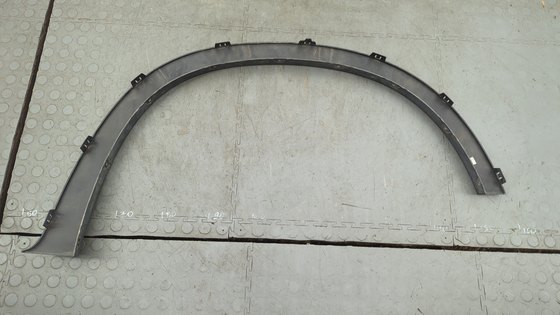 Накладка переднего крыла левого