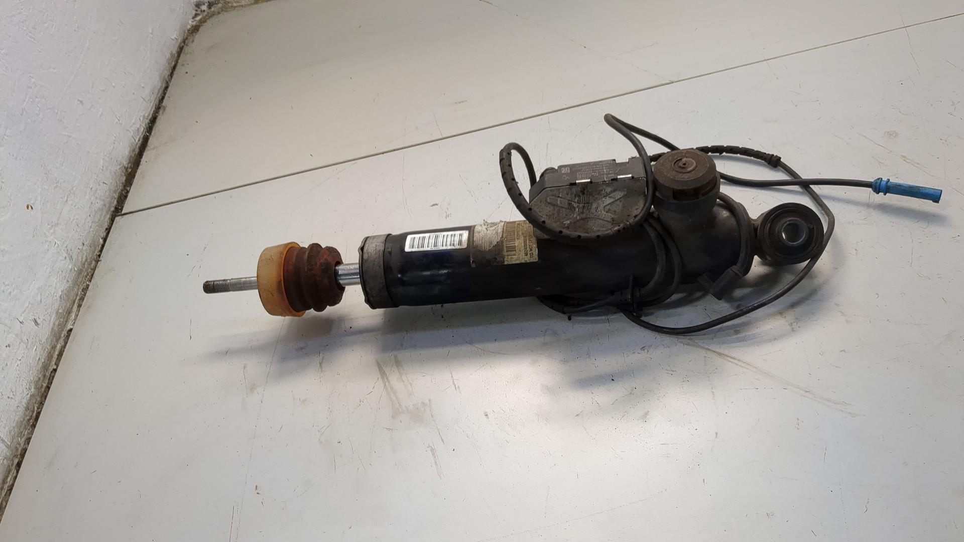 Амортизатор задний левый