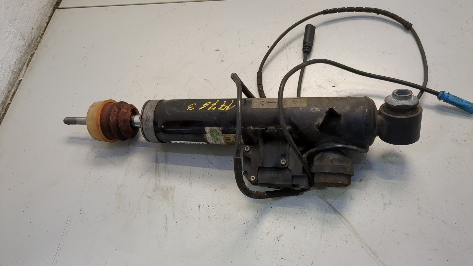 Амортизатор задний левый