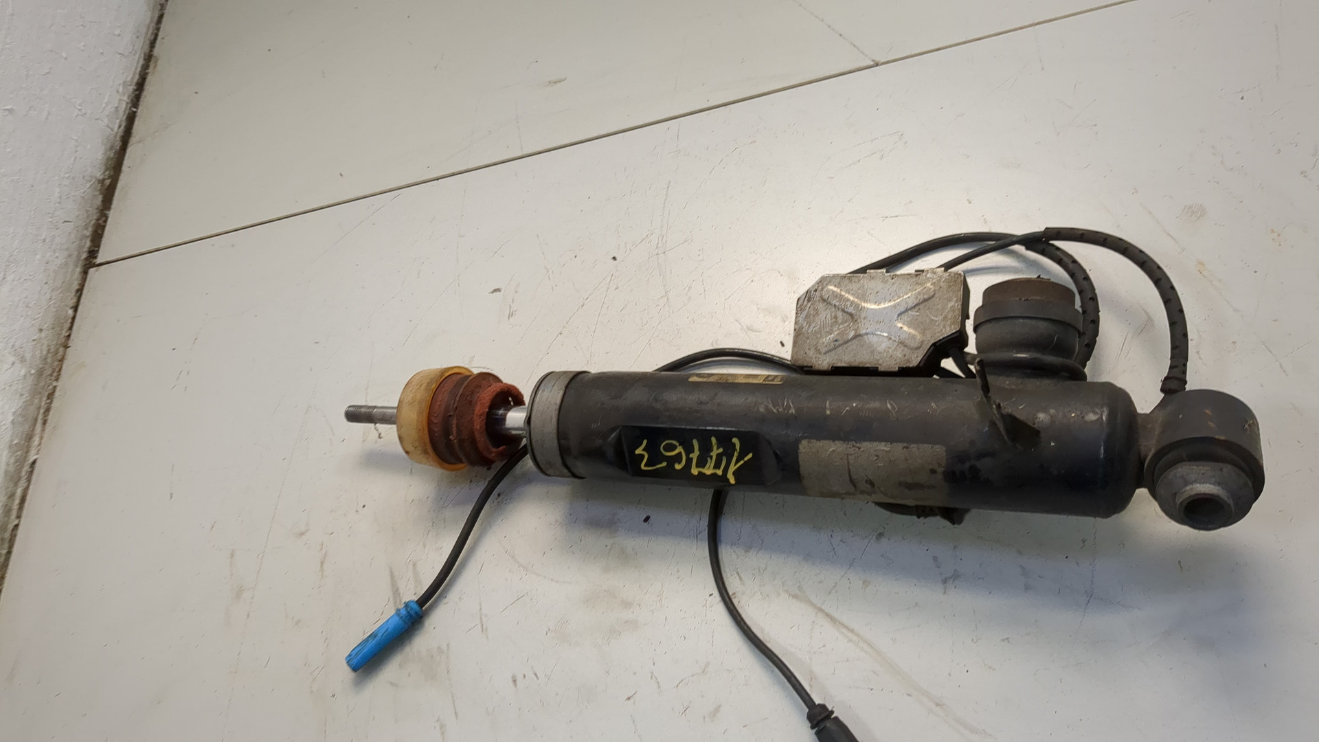 Амортизатор задний правый